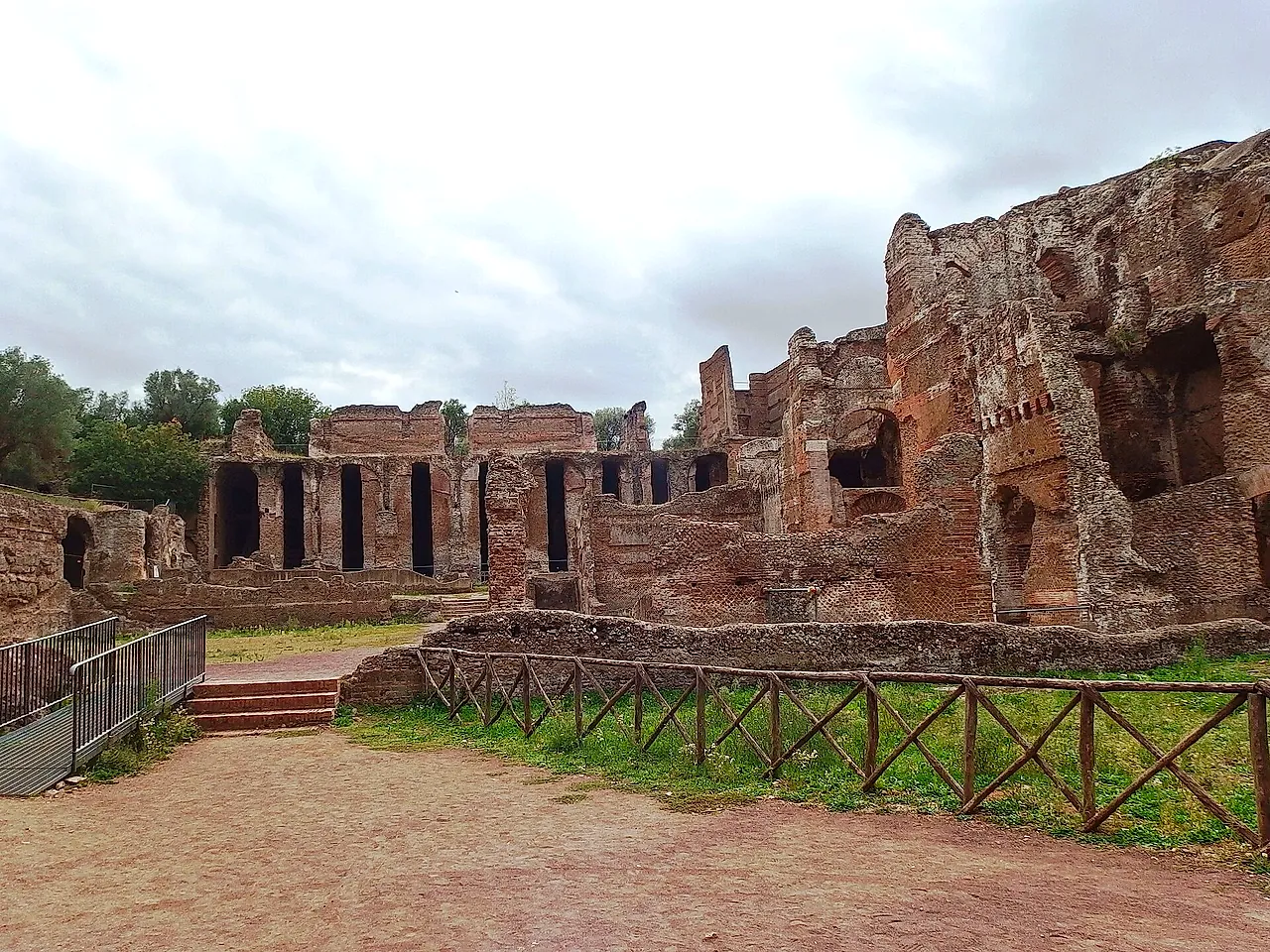 Wide view of the Praetorium and Grandi Terme ruins across the grounds of Hadrian's Villa
