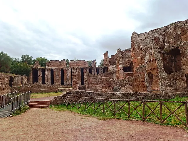 Wide view of the Praetorium and Grandi Terme ruins across the grounds of Hadrian's Villa