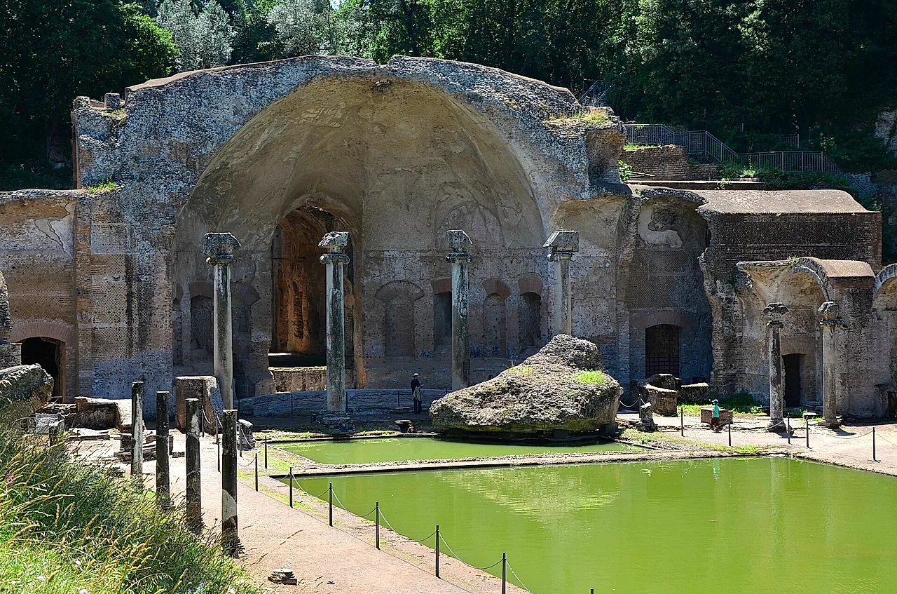 Il Serapeo, la grande sala da banchetto a semicupola in fondo al Canopo, Villa Adriana